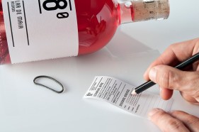 LDM 8º Rosado_botella+cuello+mano